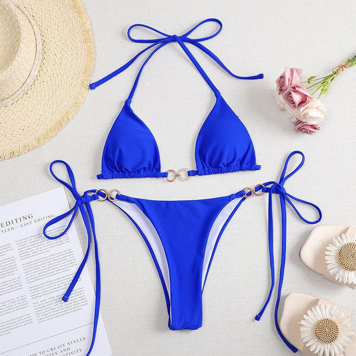 Damer triangel-bikini-set med raffinerade volangdetaljer och gyllene accenter Mirla-Eva Jonsson