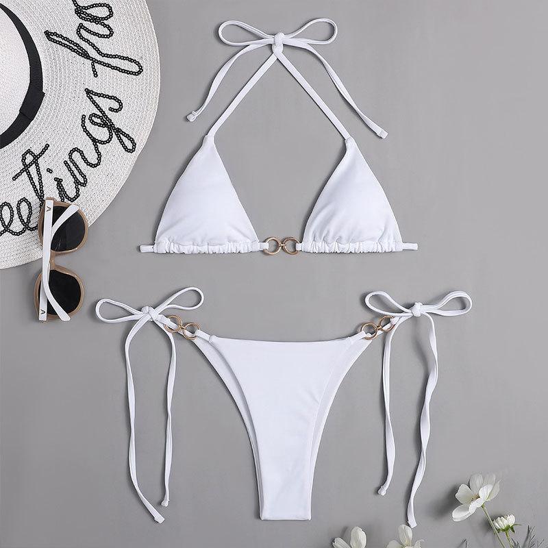 Damer triangel-bikini-set med raffinerade volangdetaljer och gyllene accenter Mirla-Eva Jonsson