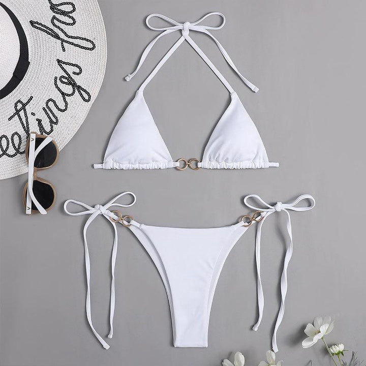 Damer triangel-bikini-set med raffinerade volangdetaljer och gyllene accenter Mirla-Eva Jonsson