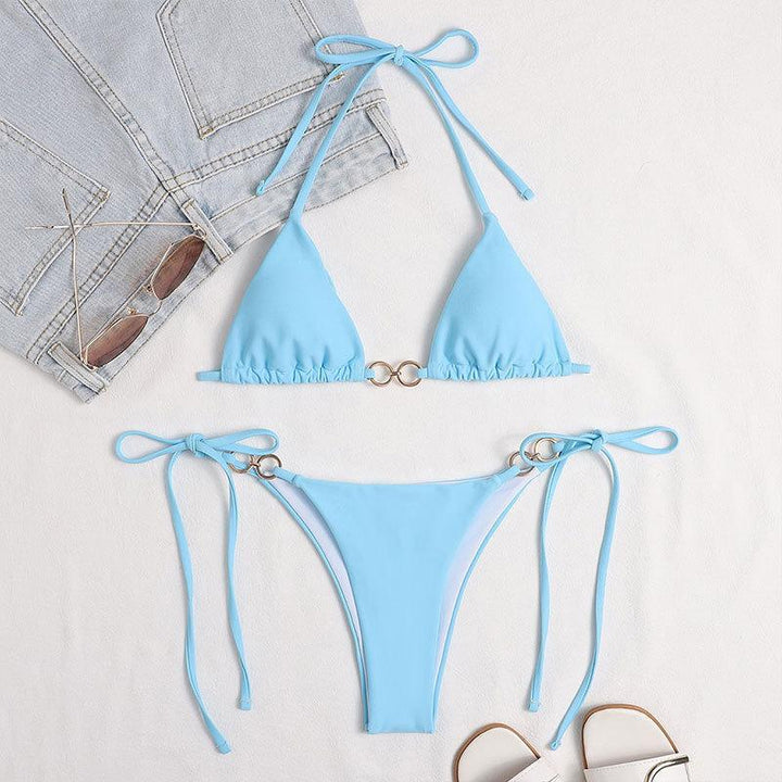 Damer triangel-bikini-set med raffinerade volangdetaljer och gyllene accenter Mirla-Eva Jonsson