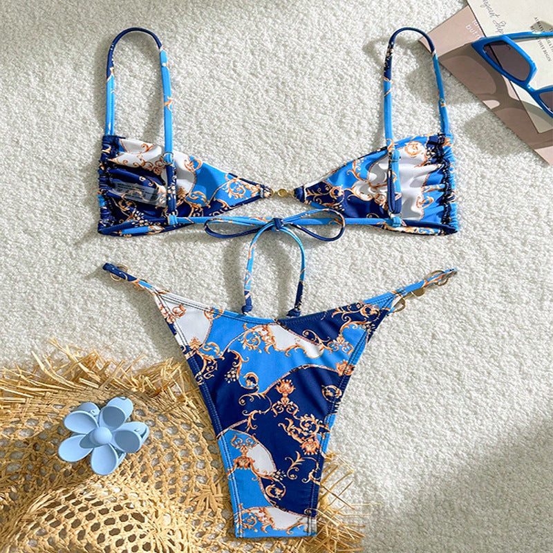 Damer triangelbikini med elegant design och gyllene accenter Mirla-Eva Jonsson