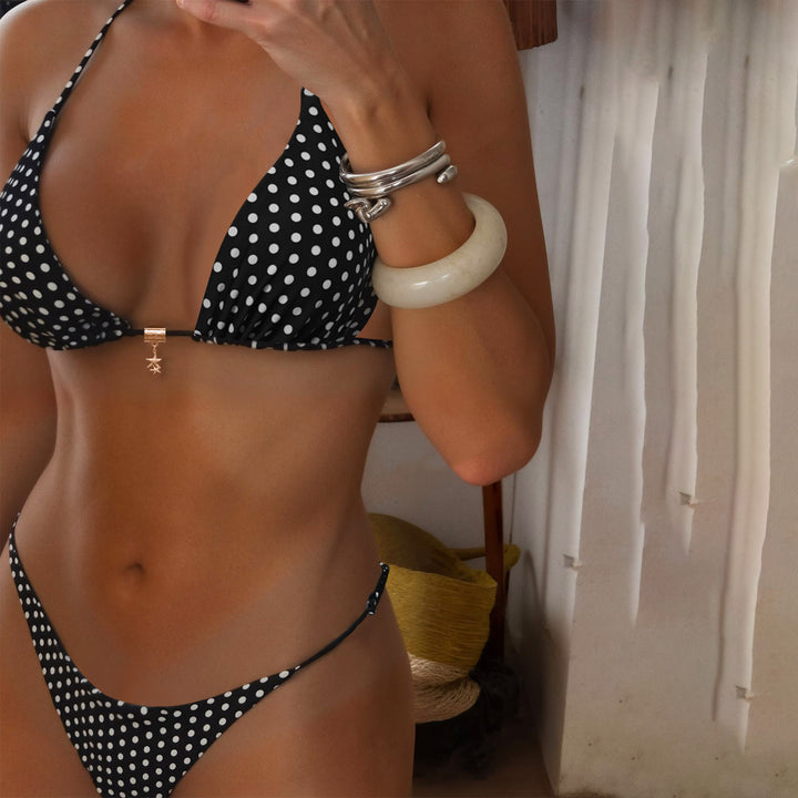 Damer triangeld-bikini med moderiktigt prickdesign och guldiga detaljer på stängningen Mirla-Eva Jonsson
