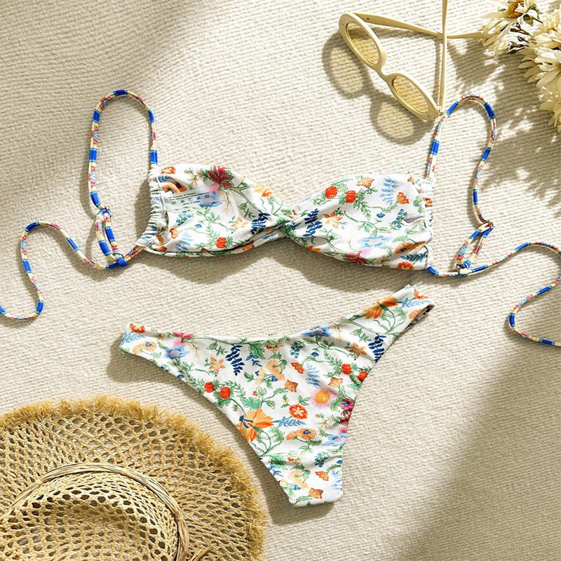 Damer triangelformad bikini med blommönster och justerbara axelband Mirla-Eva Jonsson