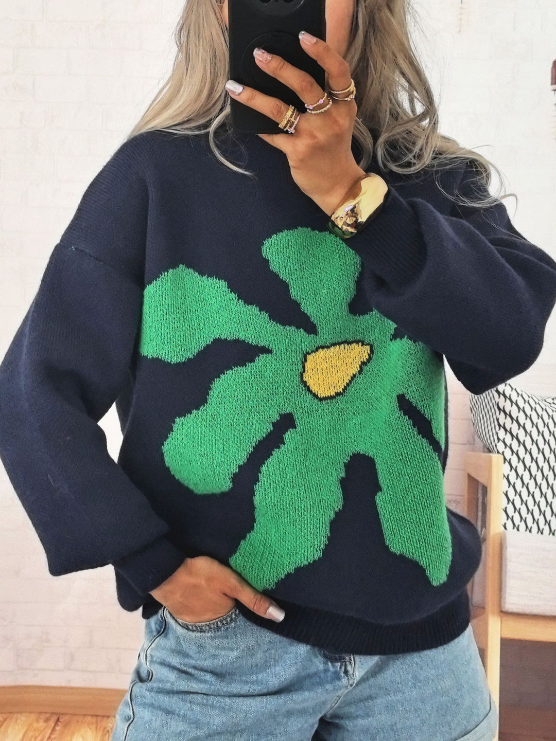 Damer tröja med iögonfallande blommotiv och avslappnad passform Mirla-Eva Jonsson