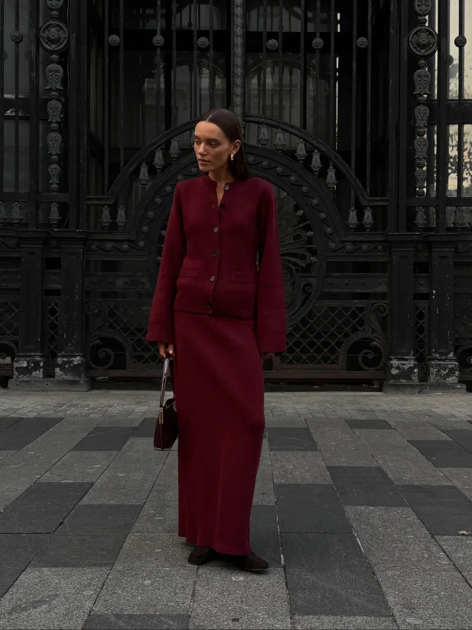 Damer tvådelat set gjort av mjukt stickat material med knapppdetaljer Mirla-Eva Jonsson
