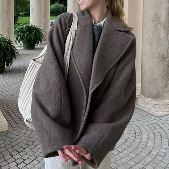 Damer ullkappa med elegant slag och praktiska fickor Mirla-Eva Jonsson