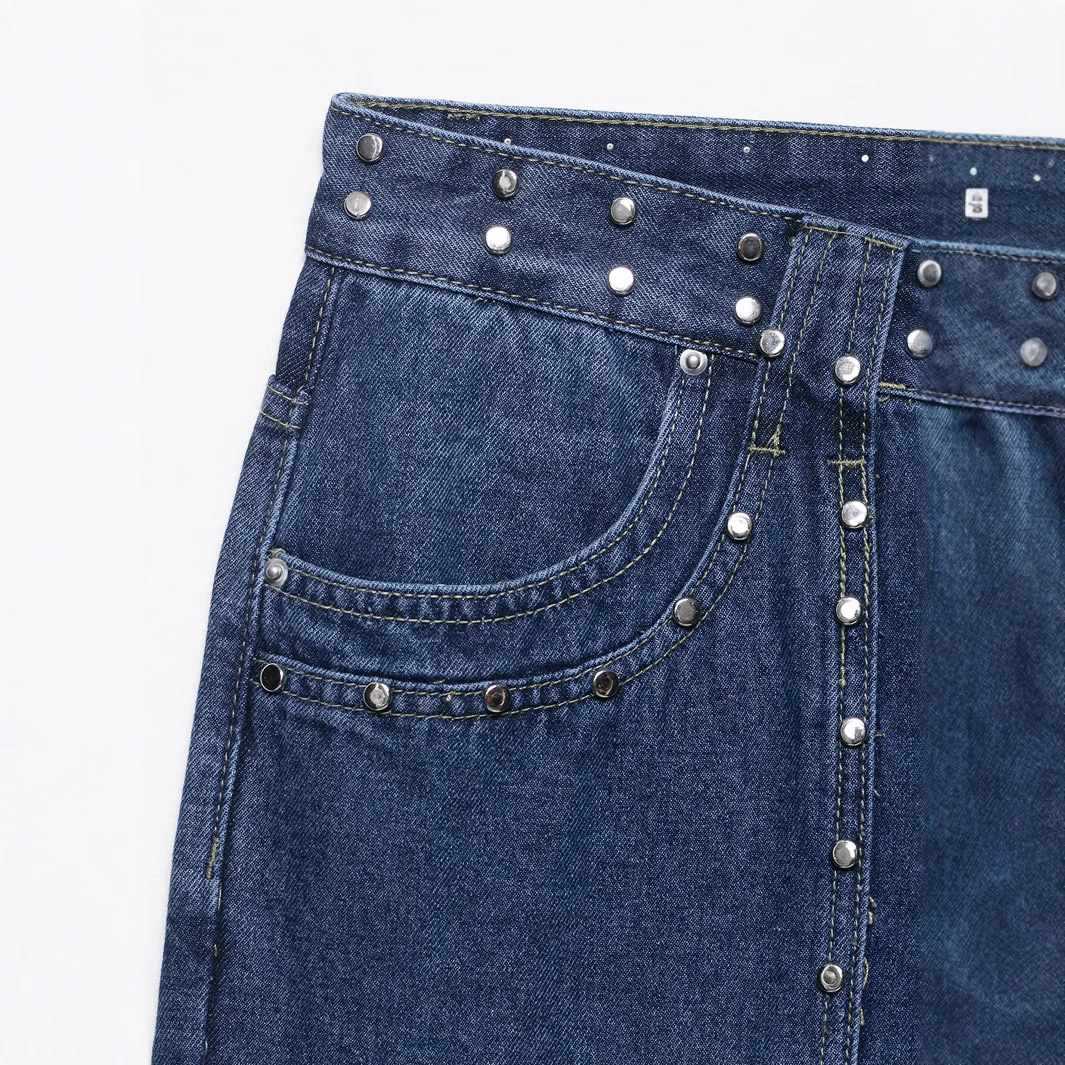 Damer utsvängda jeans med blommönstrade broderier och dekorativa knapppdetaljer Mirla-Eva Jonsson