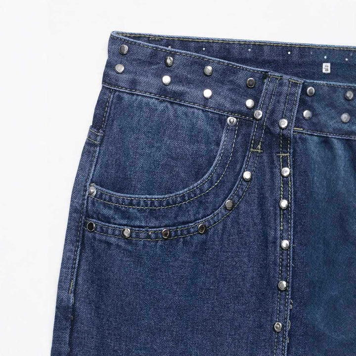 Damer utsvängda jeans med blommönstrade broderier och dekorativa knapppdetaljer Mirla-Eva Jonsson