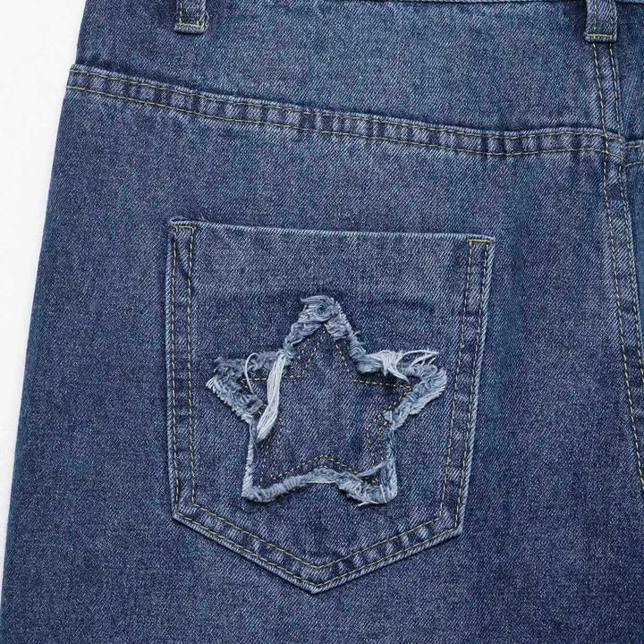 Damer utsvängda jeans med blommönstrade broderier och dekorativa knapppdetaljer Mirla-Eva Jonsson