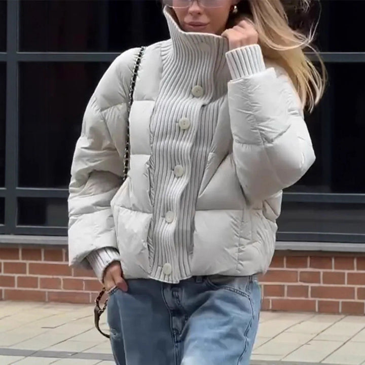 Damer vadderad jacka med voluminös krage och praktiska knappdetaljer Mirla-Eva Jonsson