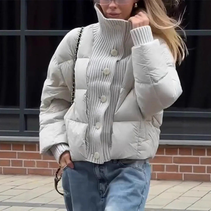Damer vadderad jacka med voluminös krage och praktiska knappdetaljer Mirla-Eva Jonsson