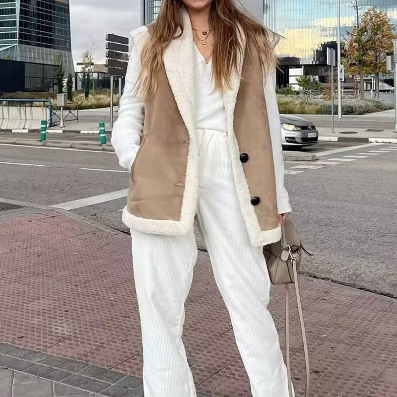 Damer väst i konstpäls med eleganta knapppdetaljer Mirla-Eva Jonsson