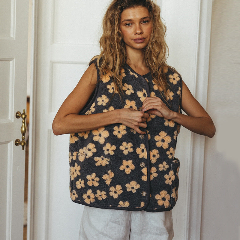 Damer väst i mysig stickdesign med blommönster Mirla-Eva Jonsson