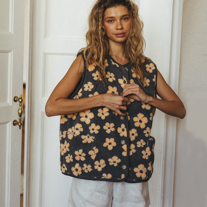 Damer väst i mysig stickdesign med blommönster Mirla-Eva Jonsson