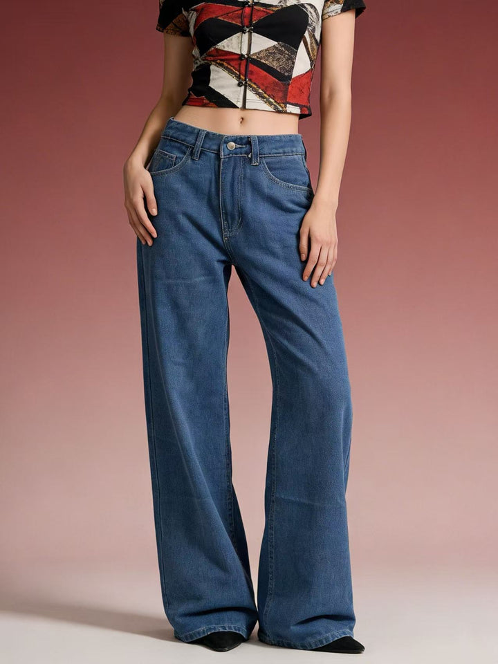 Damer vid jeans med vintage-wash och hög skuren midja Mirla-Eva Jonsson