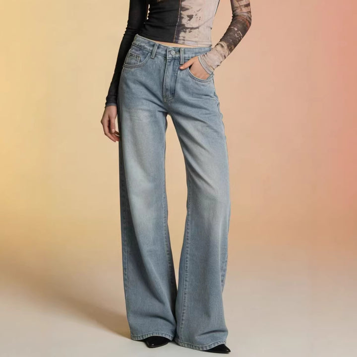 Damer vid jeans med vintage-wash och hög skuren midja Mirla-Eva Jonsson