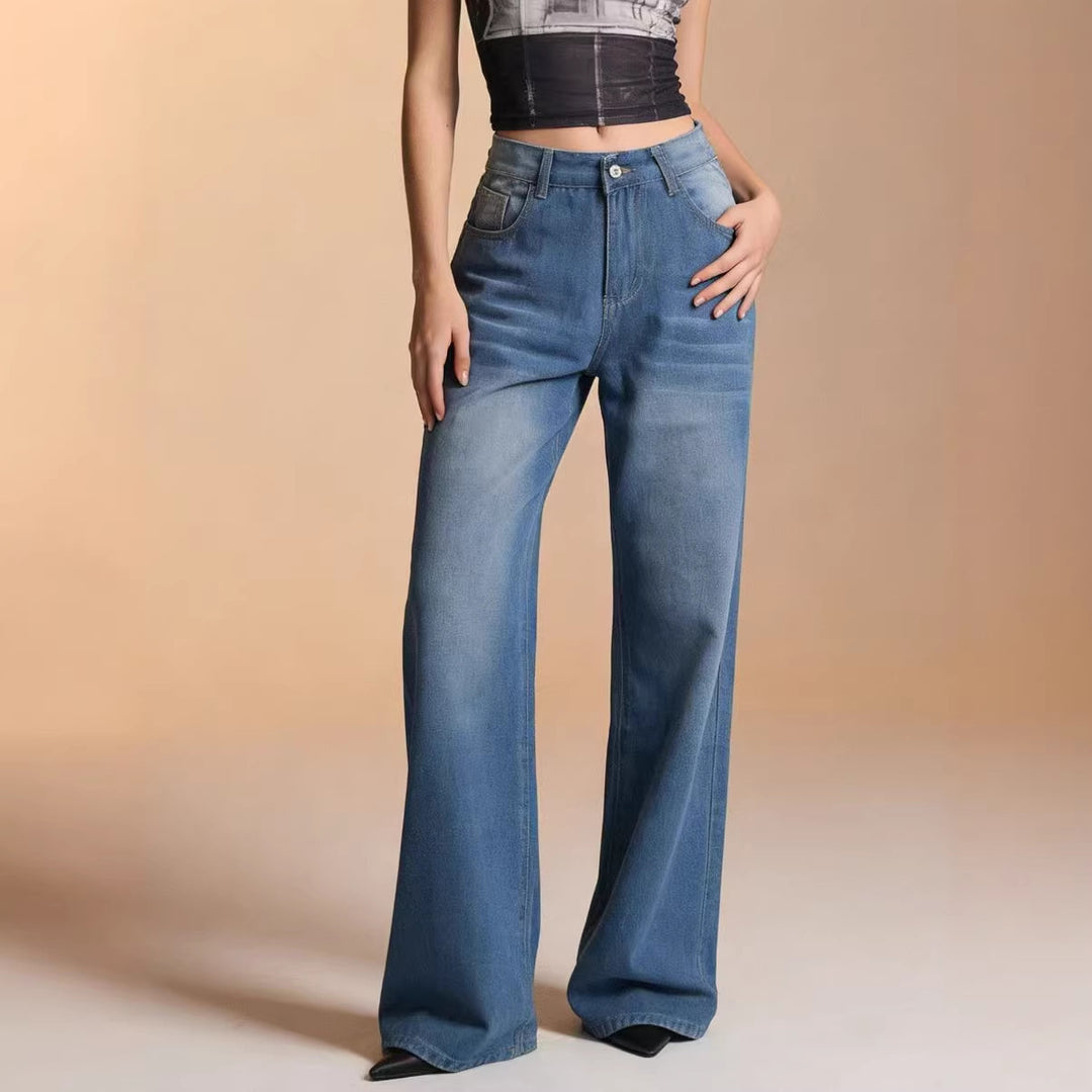 Damer vid jeans med vintage-wash och hög skuren midja Mirla-Eva Jonsson