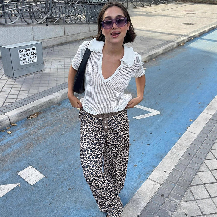 Damer vid komforthos med modernt leopardmönster Mirla-Eva Jonsson
