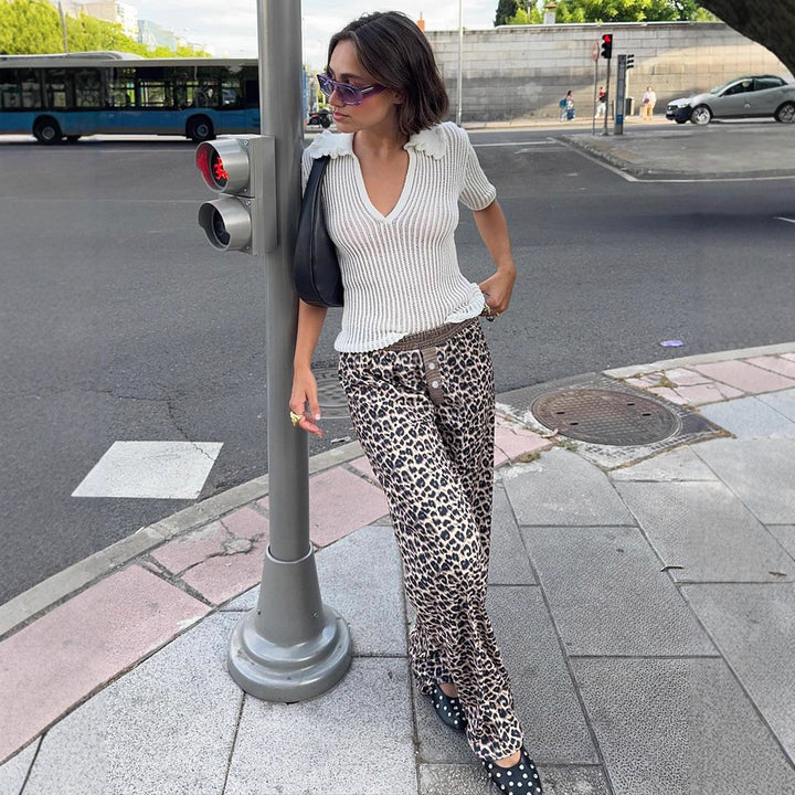 Damer vid komforthos med modernt leopardmönster Mirla-Eva Jonsson