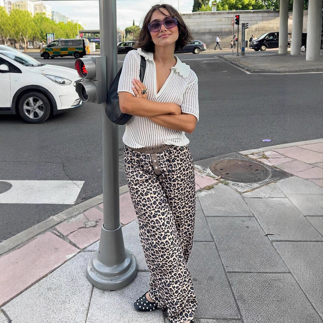 Damer vid komforthos med modernt leopardmönster Mirla-Eva Jonsson