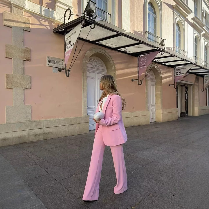 Damer vid wide byxor med elegant skärning och variabel midjevidd Mirla-Eva Jonsson