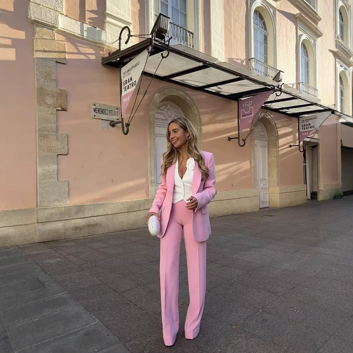 Damer vid wide byxor med elegant skärning och variabel midjevidd Mirla-Eva Jonsson