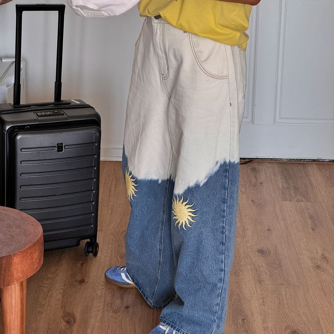 Damer vida denimbyxor med kreativa solbroderier Mirla-Eva Jonsson