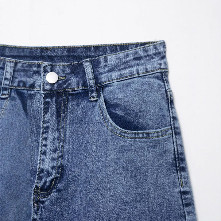 Damer vida denimbyxor med patchdesign Mirla-Eva Jonsson