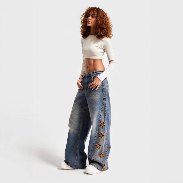 Damer vida jeans med blommönster broderi Mirla-Eva Jonsson