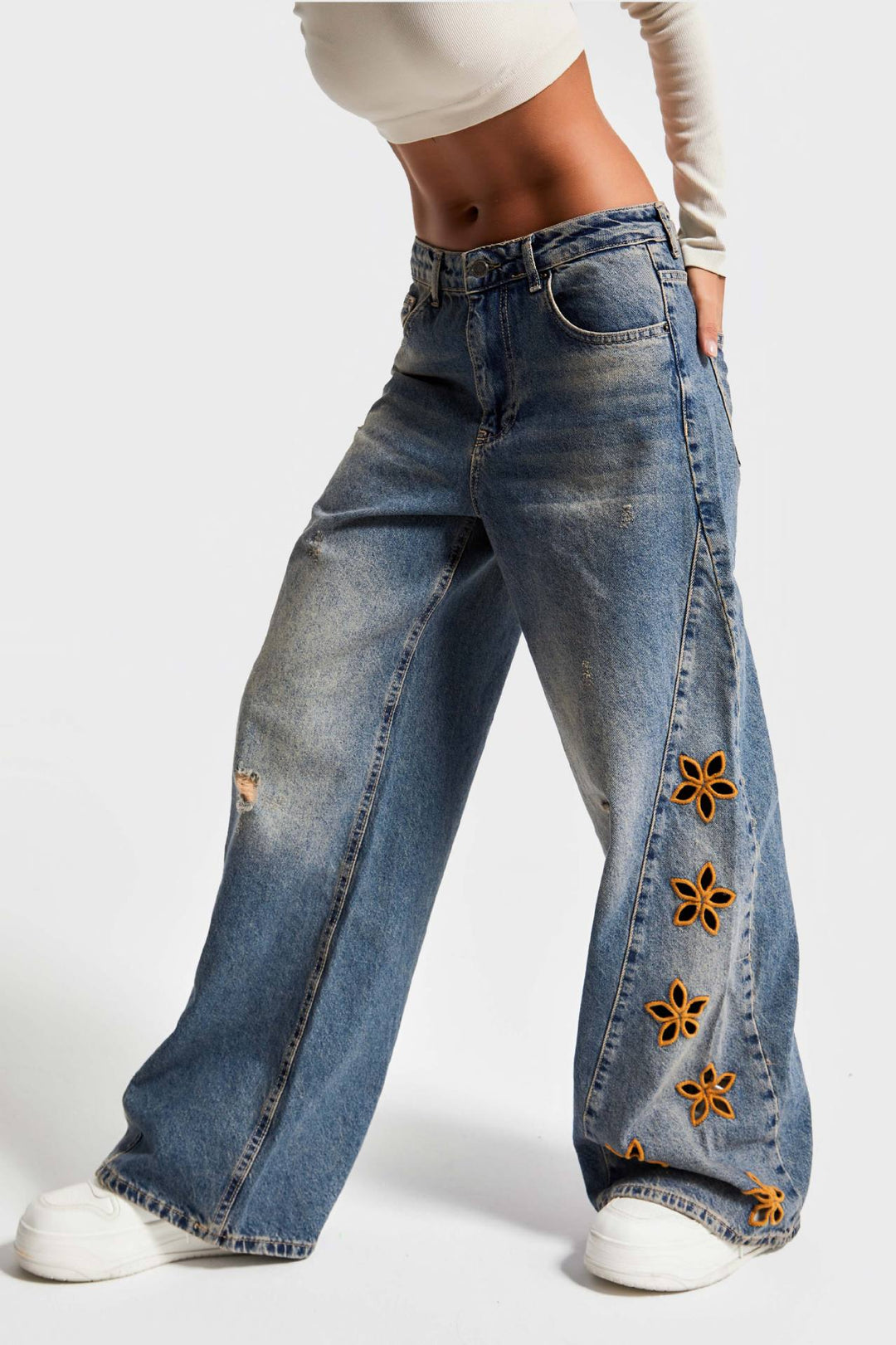 Damer vida jeans med blommönster broderi Mirla-Eva Jonsson