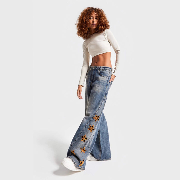 Damer vida jeans med blommönster broderi Mirla-Eva Jonsson