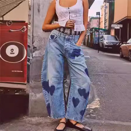Damer vida jeans med hjärt-detaljer och avslappnad passform Mirla-Eva Jonsson