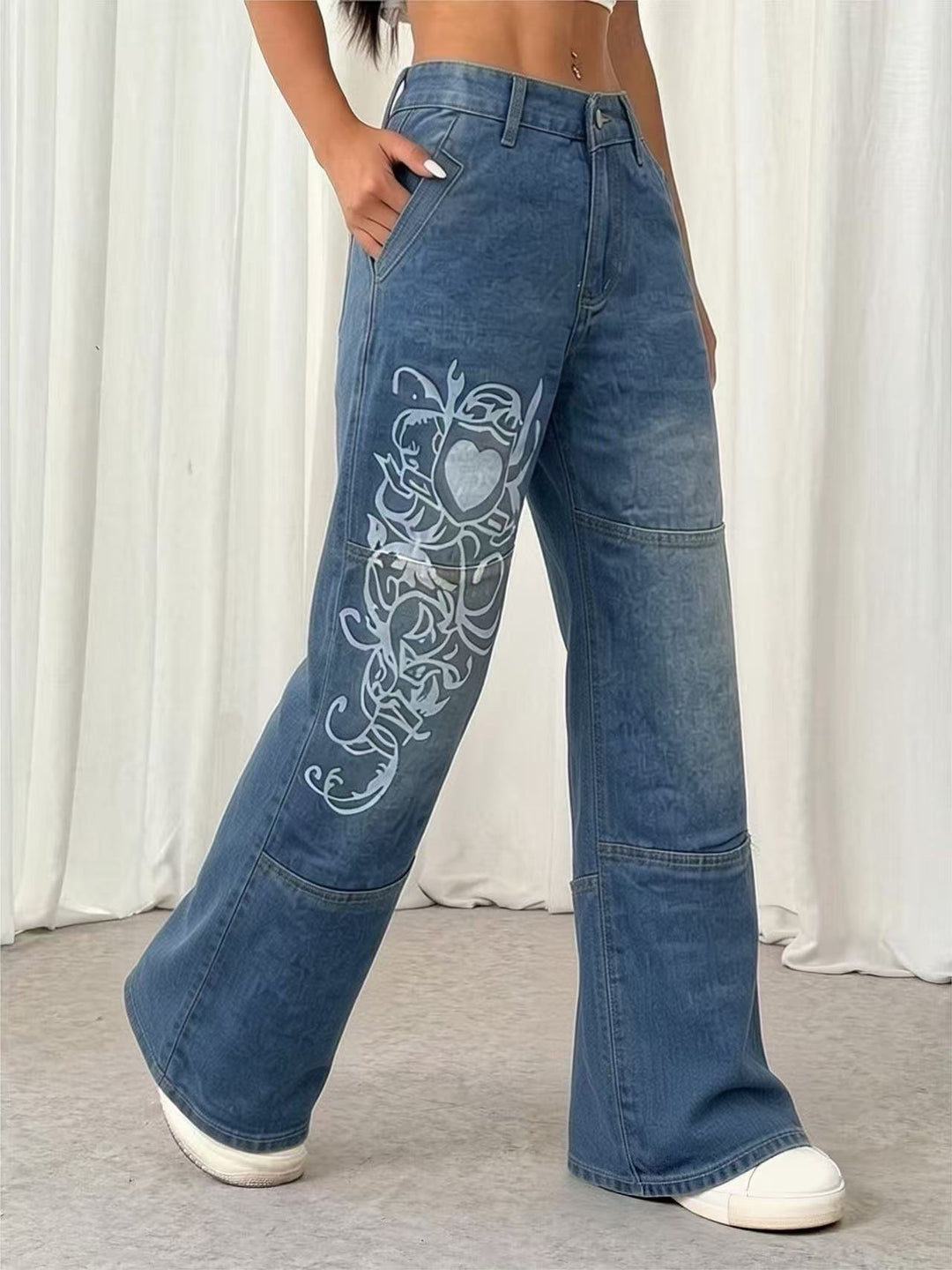 Damer vida jeans med konstnärlig tryck Mirla-Eva Jonsson