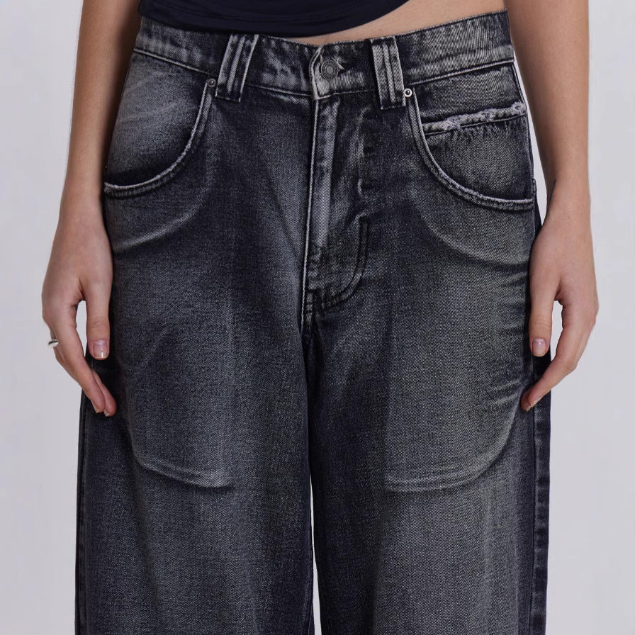 Damer vida jeans med konstnärlig vingdesign och unika detaljer Mirla-Eva Jonsson