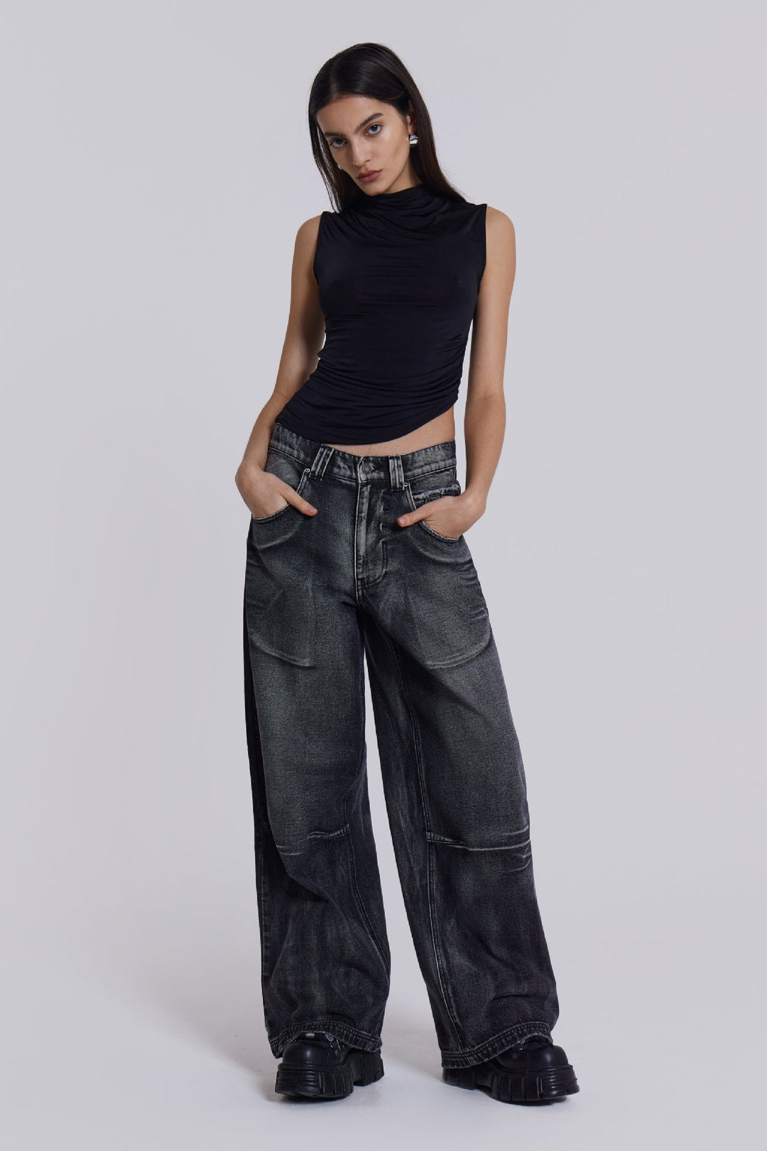 Damer vida jeans med konstnärlig vingdesign och unika detaljer Mirla-Eva Jonsson