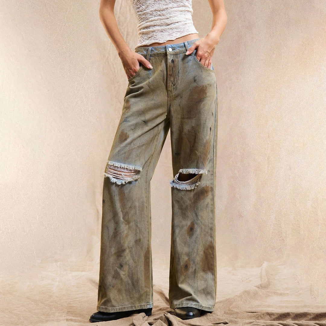 Damer vida jeans med moderiktiga rivdetaljer och fransiga avslutningar Mirla-Eva Jonsson