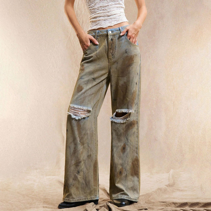Damer vida jeans med moderiktiga rivdetaljer och fransiga avslutningar Mirla-Eva Jonsson