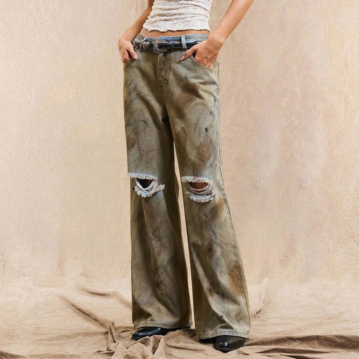 Damer vida jeans med moderiktiga rivdetaljer och fransiga avslutningar Mirla-Eva Jonsson