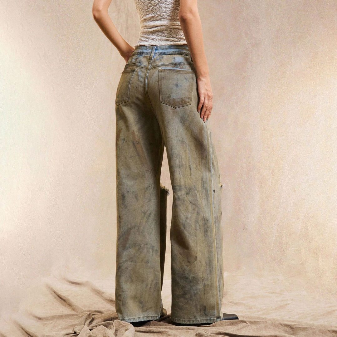 Damer vida jeans med moderiktiga rivdetaljer och fransiga avslutningar Mirla-Eva Jonsson