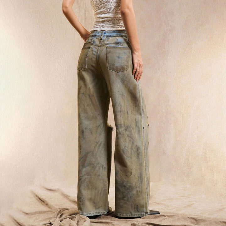 Damer vida jeans med moderiktiga rivdetaljer och fransiga avslutningar Mirla-Eva Jonsson