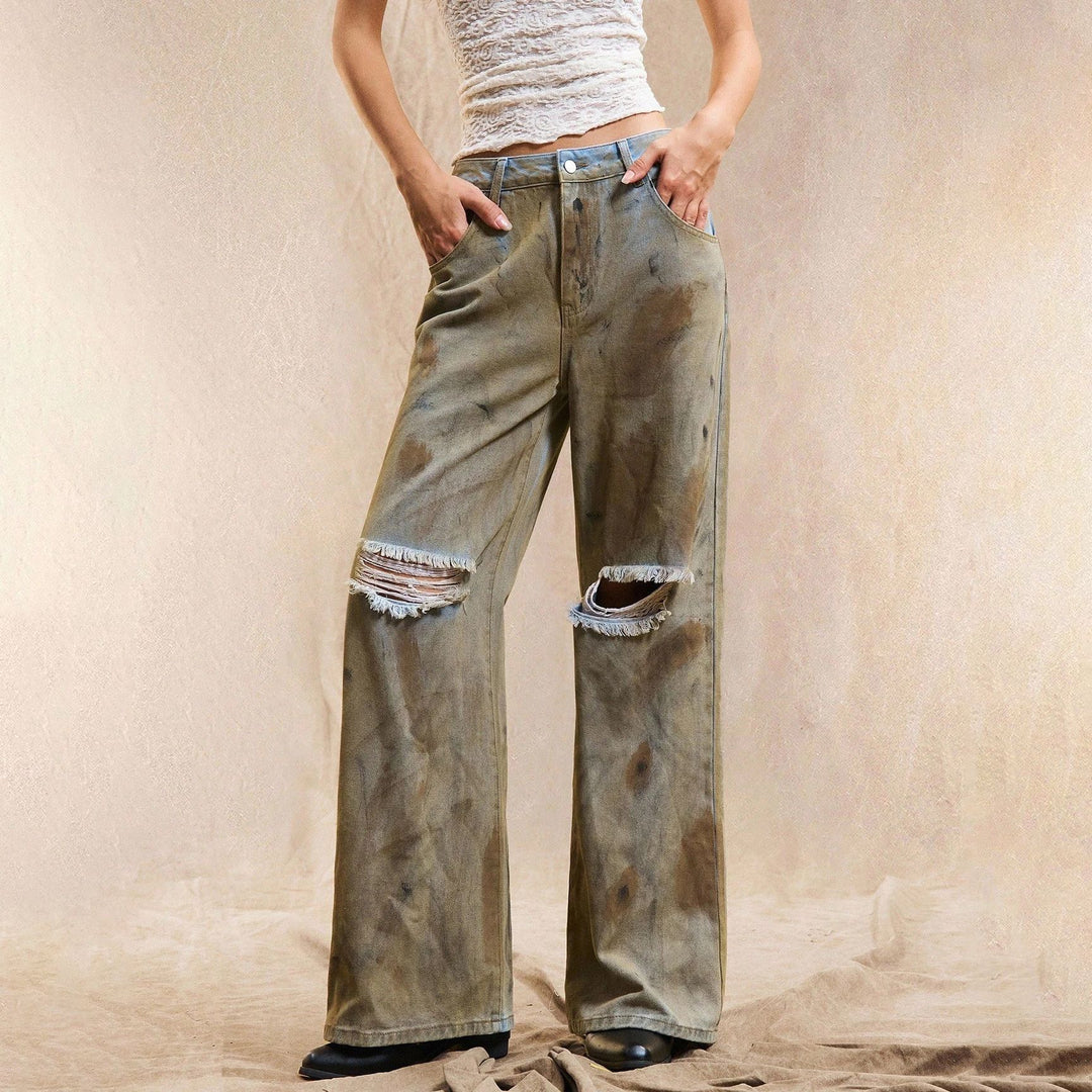 Damer vida jeans med moderiktiga rivdetaljer och fransiga avslutningar Mirla-Eva Jonsson
