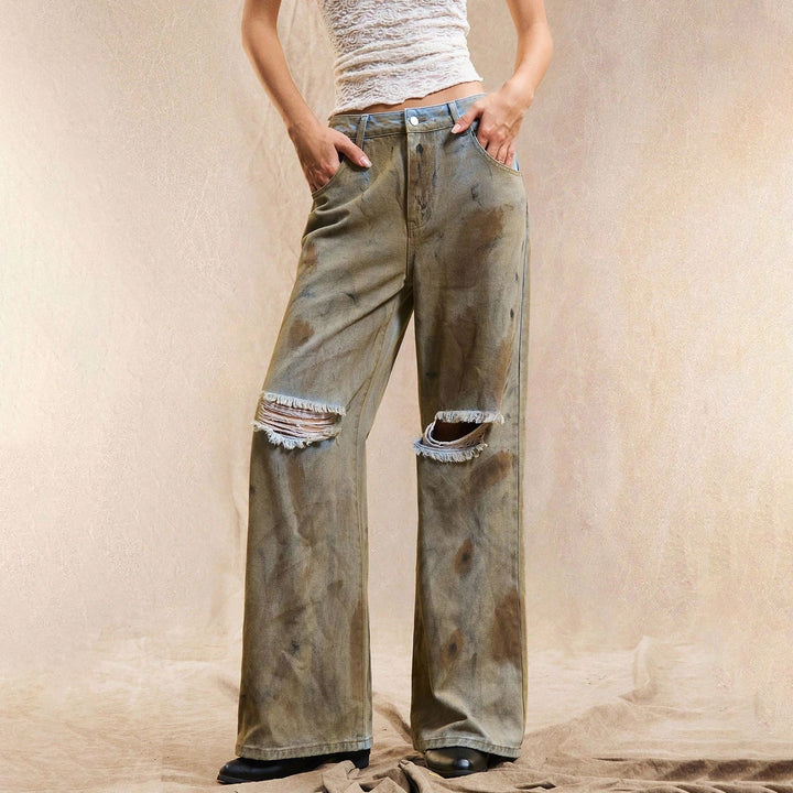 Damer vida jeans med moderiktiga rivdetaljer och fransiga avslutningar Mirla-Eva Jonsson