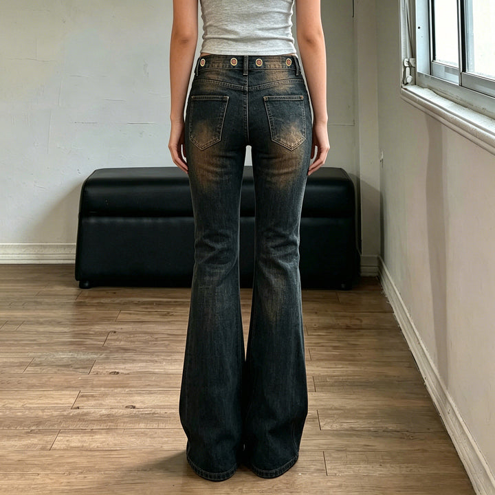 Damer vida jeans med modisk snitt och unika knapplösningar Mirla-Eva Jonsson
