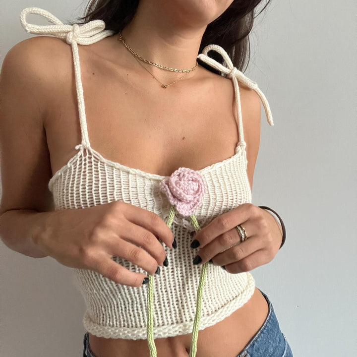 Damer virkad Crop-Top med blommiga accenter Mirla-Eva Jonsson
