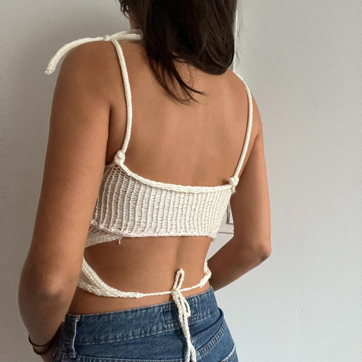 Damer virkad Crop-Top med blommiga accenter Mirla-Eva Jonsson