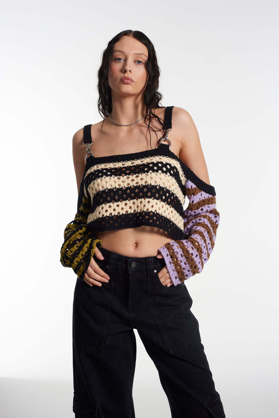 Damer virkad Crop-Top med kreativa ränder och dekorativa ärmar Mirla-Eva Jonsson