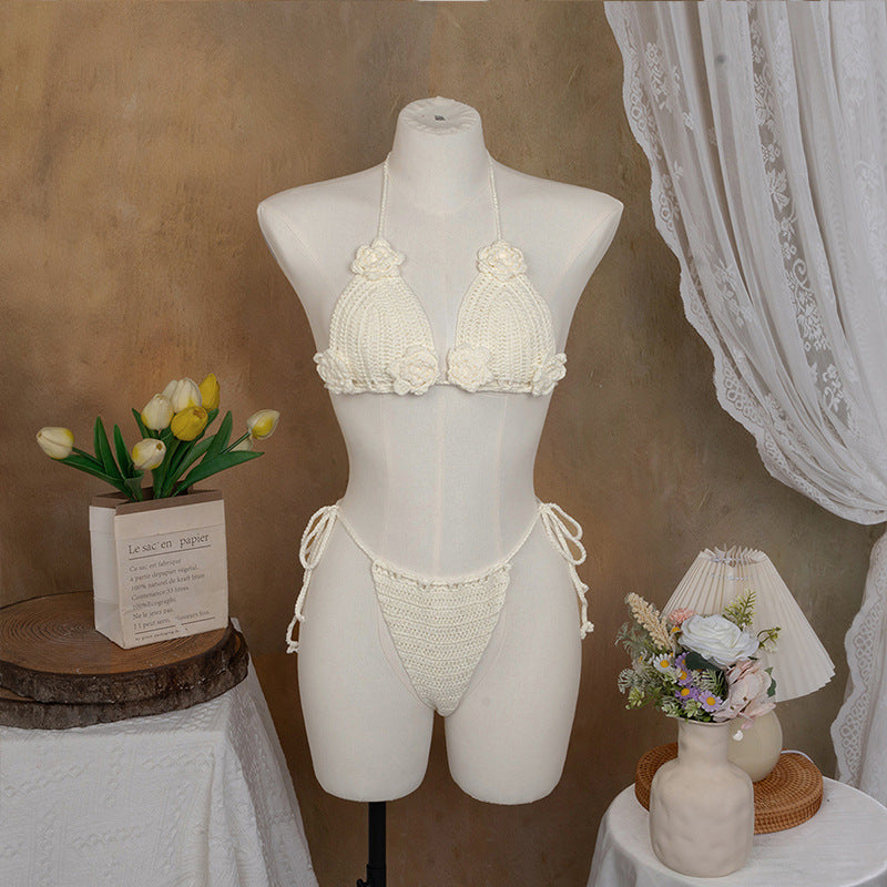 Damer virkad bikini med lekfull design av blommor och justerbara band Mirla-Eva Jonsson
