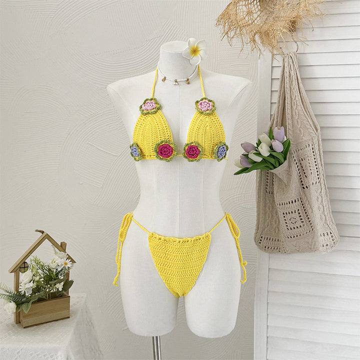 Damer virkad bikini med lekfull design av blommor och justerbara band Mirla-Eva Jonsson
