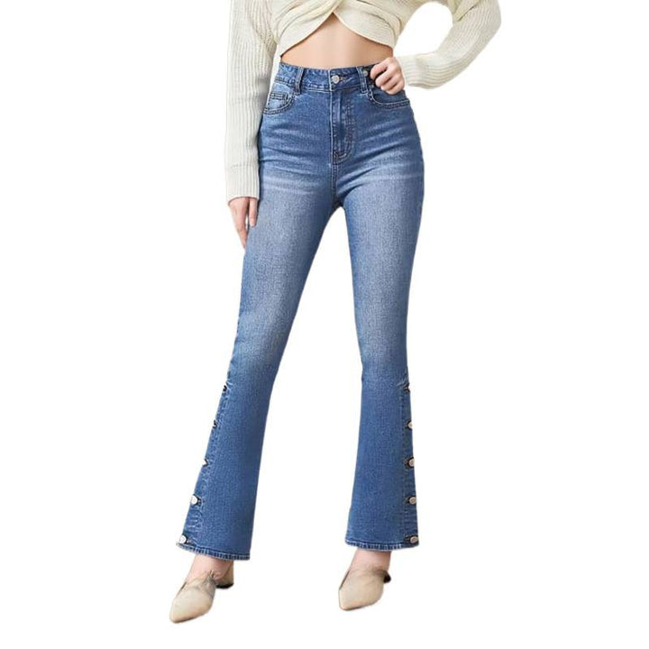 Damern Bootcut Jeans med dekorativa knapppdetaljer Mirla-Eva Jonsson