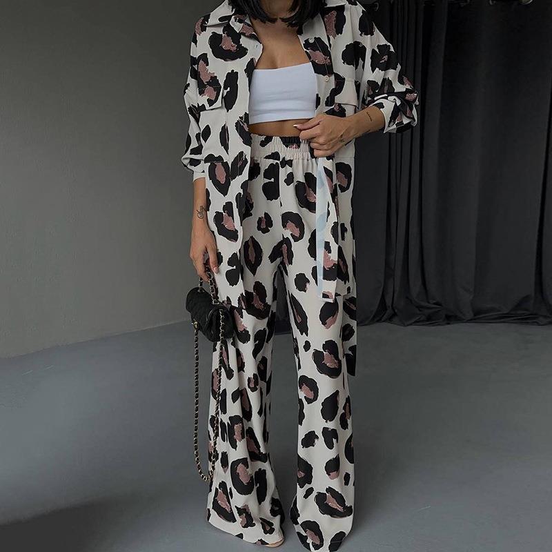 Damern Casual Leopardmönster-set med löst skuren topp och elastiska byxor Mirla-Eva Jonsson